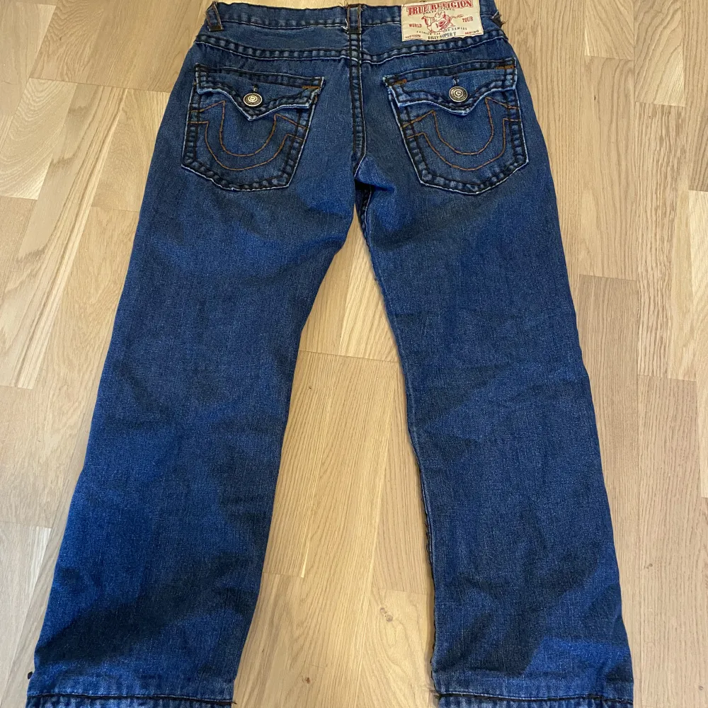 True religion jeans! Jätte bra skick, Billy super t i modellen. Storlek 32 Midjemått: 84cm  Innerbensmått: 70cm Benöppning: 21cm. Jeans & Byxor.