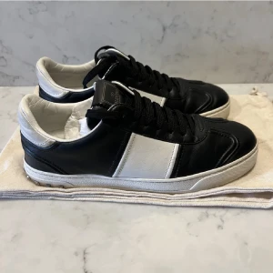 Valentino flycrew skor - Jag säljer dessa trendiga valentino flycrew skorna. De är i storlek 40 men passar 41. Tillkommer endast dustbag. De är köpa hör på plick för 2999. 9/10 cond man märker inte att de är använda. Säljes då de inte passade mig så jag ville.😀