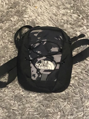 Northface Axel väska  - Är i fint skick o knappast använd, köpt från zalando 
