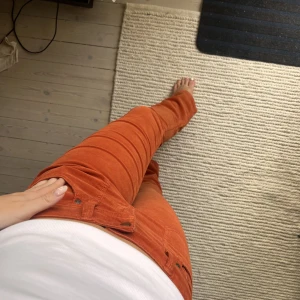 Orangea manchesterbyxor  - Supercoola orangea manchesterbyxor! 