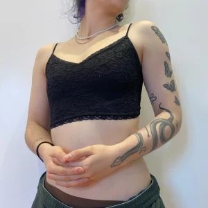 Spetstopp  - Använd fåtal gånger, blixtlås på sidan! Köpt från New Yorker 🫶🏻#newyorker #spetstopp #spets #bralette #höst #höstkläder #fynd #billigt #skåne #malmö #magtröja #linne #svartlinne #croptop #festkläder #fest #secondhand #vintage #gothic #goth #emo #cute #kawa