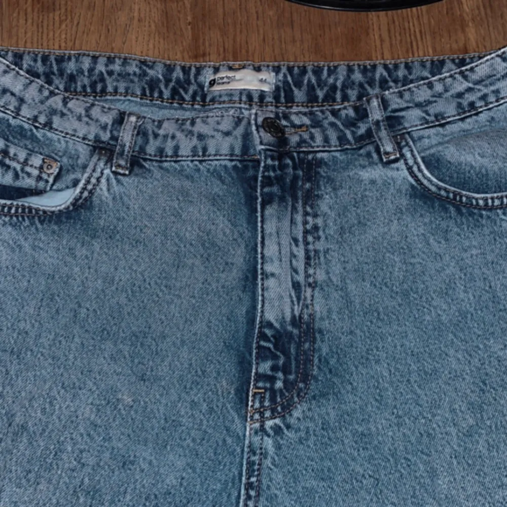 Snygga raka jeans från Gina Tricot i bra skick. Köparen står för frakten. . Jeans & Byxor.