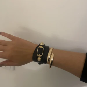 Balenciaga armband  - Guldigt balenciaga armband, inga deffekter. Kvitto & box försvann i flytten men det är äkta (koderna i bild 2)