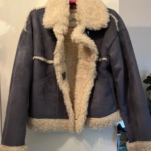 Blå jacka - Blå jacka med fodrad insida. 