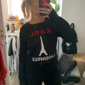 Karl Lagerfeld tröja - Fin Karl Lagerfeld tröja i storlek S. Har tappat en knapp på ena armen, kontakta för bild. 