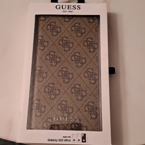Plånboksskal - Oanvänd mycket fint guess skal, säljs pga passar inte telefon. 