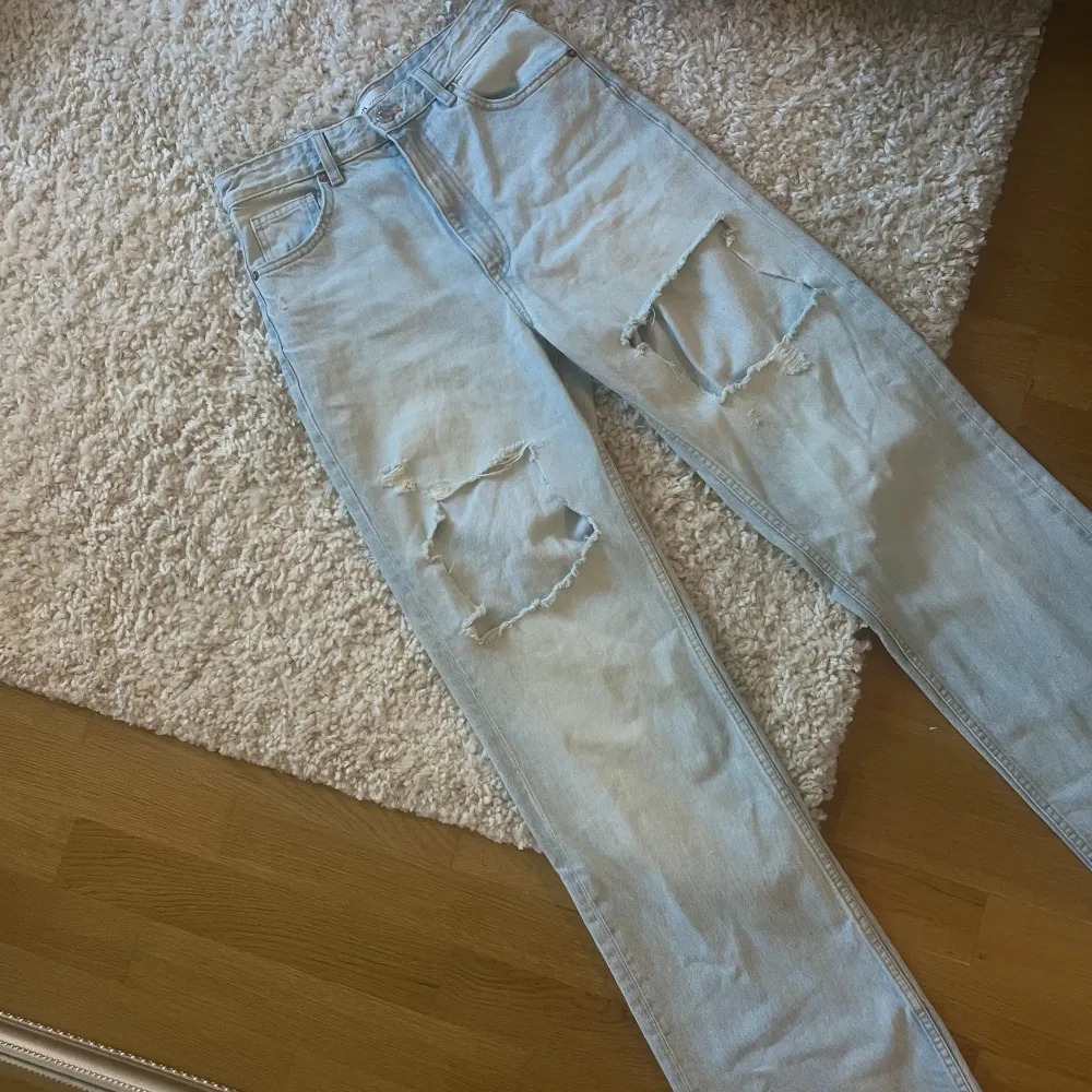 Coola jeans från zara, bra kvalite och ser ut som nya💕Passar bra till er som är långa!. Jeans & Byxor.