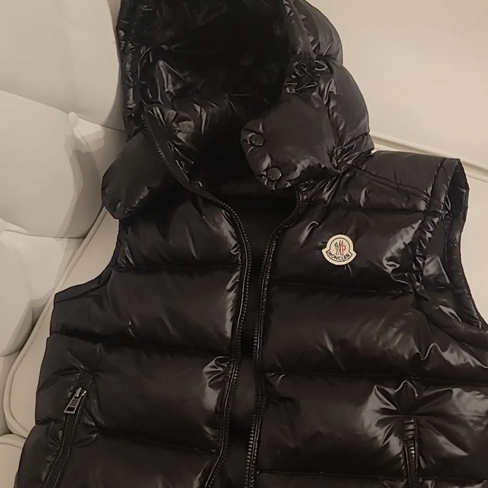 Moncler väst, svart  Knappt använd, och använder inte längre för att det börjar bli lite kallt  NFC skan fungerar och alla lappar är på plats men inget kvitto  Pris 3500 kr  Pris går och diskutera. Övrigt.