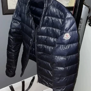 Moncler jacka - Tja, säljer min moncler acourus jacka. Den är i bra skick och är äkta, orderbekräftelse finns! Skriv vid intresse