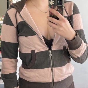 Randig hoodie - Jätte fin randig hoodie från Lindex i storlek s men passar nog m och xs också