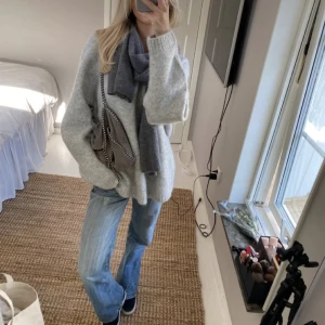 LeGer stickad - Jättemysig stickad tröja från LeGer säljer då den knappt blivit använd💕 Perfekt till hösten! Köpt för ca 1000, skriv privat vid frågor🫶