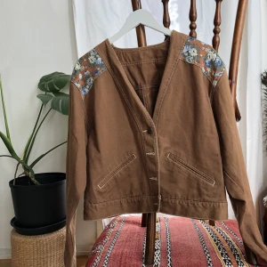 Jacka i fina färger  - Härlig lite over size jacka🤎