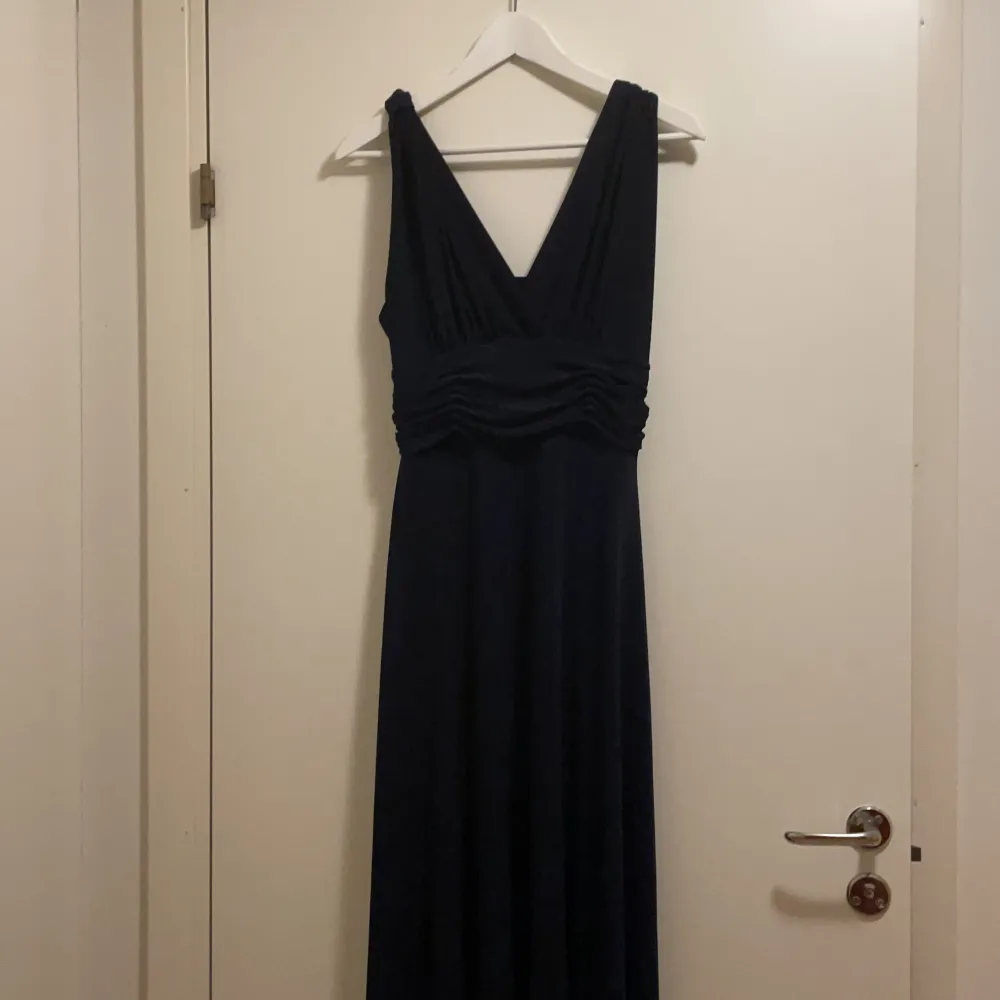 Säljer balklänning!/ aftonklänning. Klassisk mörkblå.. Klänningar.