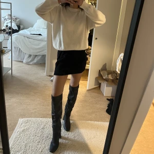 Höga svarta stövlar - Superfina stövlar med klack som går precis över knäna. Skitsnygga att ha till klänning eller kjol. Säljer eftersom jag använt de fåtal gånger (är bra skick) men har stått och dammat i garderoben ett tag nu. Inköpspris 799kr