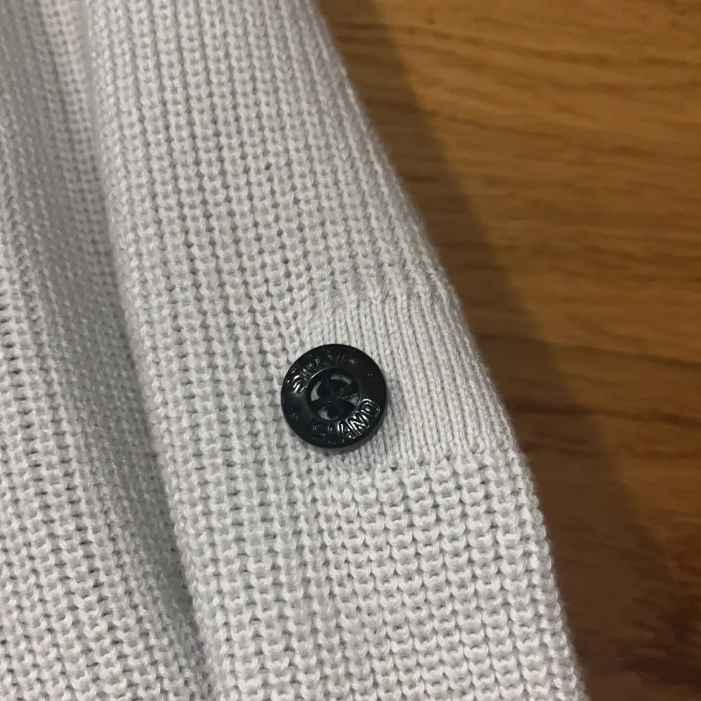 Tja, jag säljer min stone island stickad tröja eftersom den kommer inte till användning längre den är i jättebra skick, inga håll eller liknande. För flera  frågor kom privat . Tröjor & Koftor.