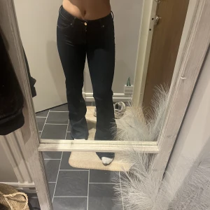 Low waist bootcut jeans - Snygga jeans från h&m, low waist.  De sista bild för sömdetaljer och färgen! 
