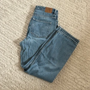 Blåa jeans - Blåa jeans från weekday i modellen Rowe💞
