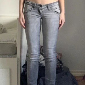 Stradivarius Extreme Lust Jeans - Hej! Säljer dessa skitsnygga lågmidjade Stradivarius jeans.💕De är köpta i Spanien, storlek 36 men passar mig som vanligtvis bär storlek 34 väldigt bra. Jag är 163 cm och de passar mig bra i längden. Fint skick🩷