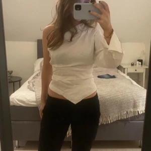 Topp - Superfin vit offshoulder topp från zara. Aldrig använd💕 väldigt snygg passform, vit.