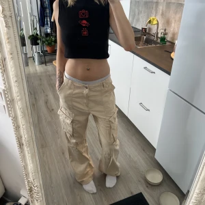 Cargo -  Beiga Cargos från bershka! Jag är 176cm och bär vanligtvis storlek S. Jag köpte byxorna i större storlek eftersom jag ville ha dem oversized och långa. Skicket är samma som när jag köpte dem. Kontakta mig för frågor!💕💕