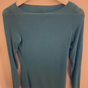 Intimissimi lightwear cashmere ”digital Turquosie” i storlek S. - Säljer min fina intimissimi lightweight cashmere i färgen ”digital Turquosie” i storlek S. Helt oanvänd, inga defekter och kommer inte komma till användning . Nypris 449kr. Står ej för frakt
