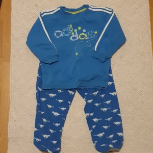 Barn adidaströja&pumabyxor  - Mycket gott skick puma byxorna har muddar vid benslut om man vill vika upp strl 100 adidas strl 3år säljs separat 100kr eller 170kr båda 