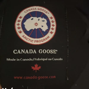 Canada goose jacka - Hej, jag säljer denna äkta jackan pågrund av att den är för liten. Det är inga hål eller skador. Nästan helt oanvänd, kanske använd 10 gånger. Priset sitter intr fast i sten. Det är bara att fråga om du har frågor om jackan.