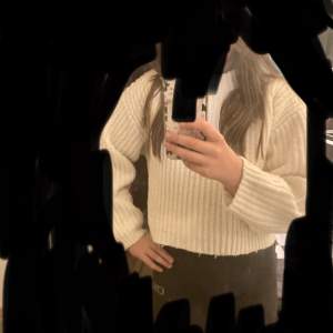 Snygg vitt tröja från lager 157 köpe den för 300 säler helst för 150 kr säjer då jag aldrig andvänder den längre 