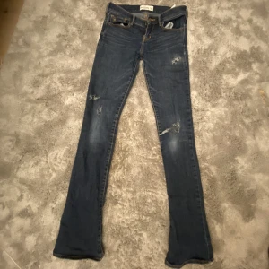 Bootcut jeans med hål - Säljer dessa fina botcut jeansen med slitningar/hål på då de tyvärr är försmå. Märket är Abercrombie & fitch och i storlek 16 (barnstorlek). Skulle säga att de passar en 24-25/32 beroende på hur man vill att de sitter. Kom privat för frågor & intresse 💘