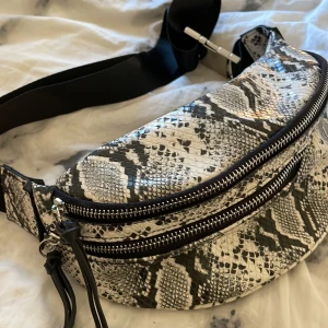 Väska - Fin väska. Nyskick!  Lagom stor, längden går att reglera. Hör av er vid frågor💗