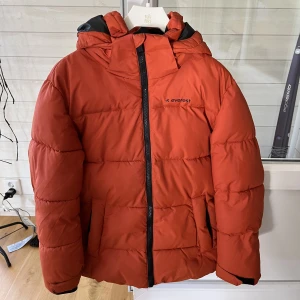 Jacka - Jacka från Everest, funkar perfekt som vinter eller höst jacka då den är väldigt tjock, använd 1-2 gånger men i bra skick💗