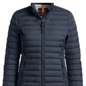 Jacka - Säljer denna parajumperjacka för 1000kr. Jättefint skick, endast använd fåtal gånger.