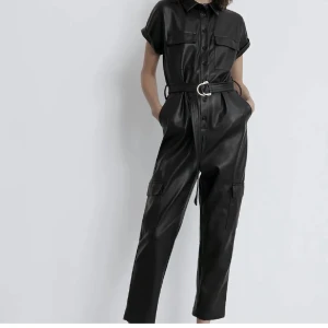 Skinn Jumpsuit  - Har en väldigt fin skinn jumpsuit ifrån Gina tricot i storlek S, som aldrig kommer till användning. Använd ett fåtal gånger! 