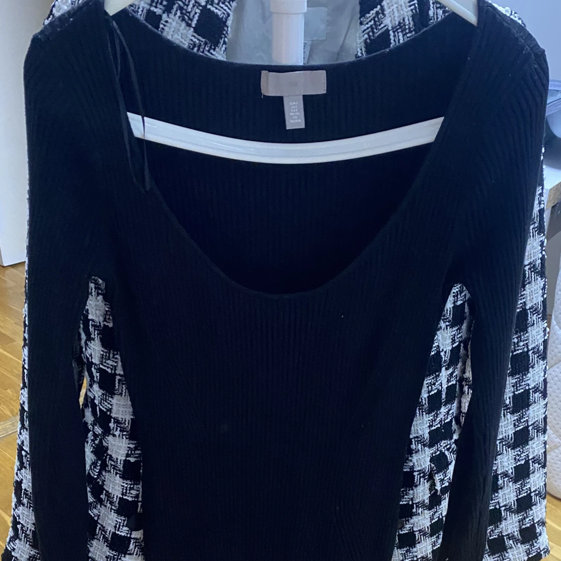 Svart ribbad/stickad klänning  - 90