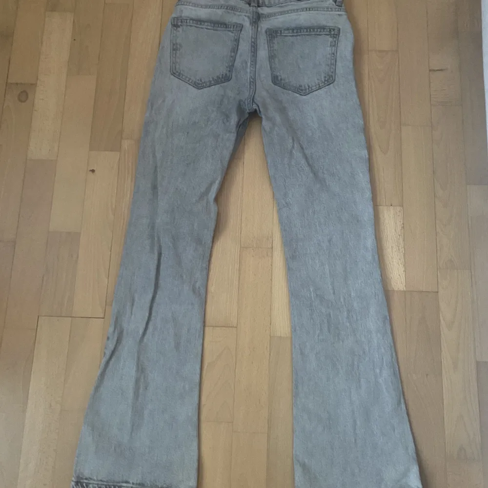 Säljer dessa gråa low waist jeans då de är för små för mig, jeansen på bilden är en större storlekar då jag köpt om dom. De är köpta för ca 300kr.. Jeans & Byxor.
