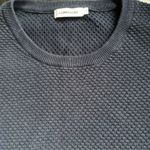 J Lindeberg Tröja - En stilig J Lindeberg tröja med texture. Modellen i bilden är 177CM. Tröjan är i nyskick utan några defekter. Original priset är 1400kr och jag säljer den för bara 449kr.
