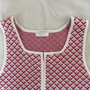 Topp från Sandro  - Mönstrig topp/ linne / väst från Sandro Paris  , relativt stretchiga material  Knappt använd 