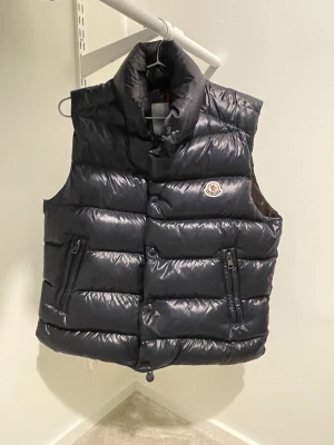 Monclear väst, Tibb Down Gilet  - Marin blå moncler väst. . Skriv gärna om funderingar och bilder på västen.    -skick 9-10 -nypris 9775
