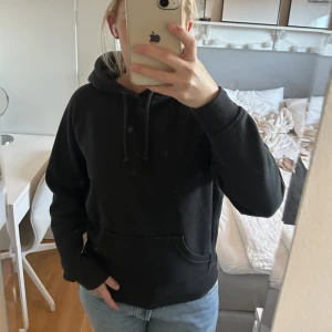 Svart hoodie - Svart hoodie från BikBok i storlek XS. Lite nopprig då den ändå har använts en del men inga andra defekter utöver det! Skicka privat vid frågor eller diskussion av pris <3