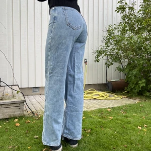 Blåa jeans  - Blåa jeans från från BikBok. Säljer de pågrund av att de är för korta för mig som är 170 lång ❤️