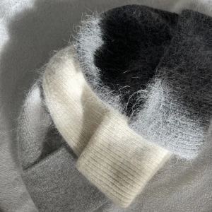 Mysiga mössor - Mössor finns i färgerna mörkgrå, ljusgrå, vit, beige, brun och svart. Jättesköna i materialet. Finns få kvar🩶🤎🤍