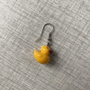 Anka örhänge - Sött örhänge i motiv av en anka. Aldrig använd, precis som ny. Bra storlek, ej för stor i proportion. Vid privat köp är frakten endast 15 kr (frimärke).