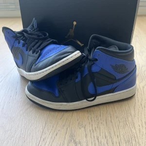 Air jordans  - Jordans i svart och blå färg som är använda ett fåtal gånger och i riktigt bra skick!! Nypris 1650, mitt pris är 650 kronor!