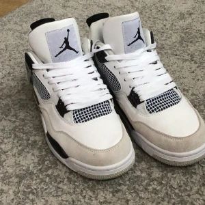 Jordan 4 Military Black - Nyköpta jordan 4. Näst intill oanvända 1-2 gånger. Storlek 44,5 men lite små i storlek men går att använda ändå. Pris kan diskuteras