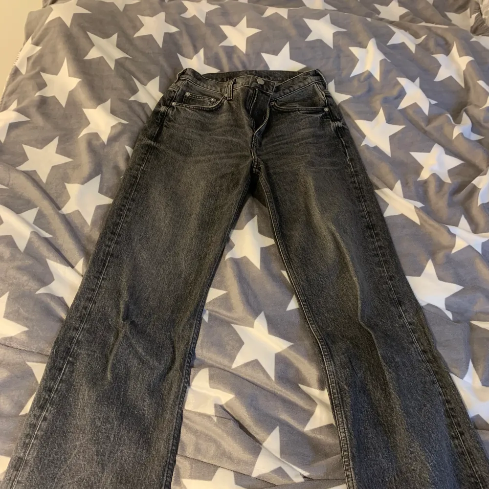Säljer tyvärr mina gråa/svarta jeans som är den perfekta lågmidjade jeansen från ARKET. Jeans & Byxor.