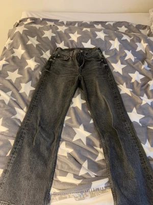 Lågmidjade grå/svarta jeans - Säljer tyvärr mina gråa/svarta jeans som är den perfekta lågmidjade jeansen från ARKET
