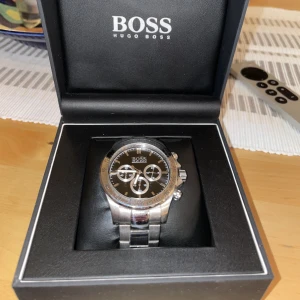 Hugo Boss Klocka - Säljer denna då den ej används, fint skick med några fåtal smårepor. Använd sparsamt, tänker att jag kan gå ner i pris vid snabb affär.