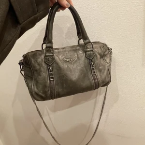 Zadig sunny väska - Säljer nu min supersnygga, coola gröna Zadig väska i sunnymodellen. Finns inte att köpa längre💗 Jag har satt på en kedja men original axelbandet följer även med. Den har tappat formen lite.