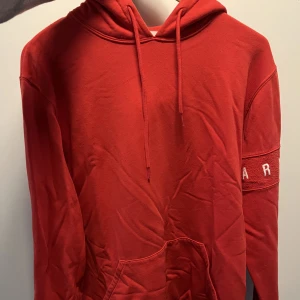 Arigato luvtröja - Säljer denna snygga arigato hoodie i färgen röd. Jätte fint skick och bara använd ett fåtal gånger. Bara att höra av sig vid funderingar!🙌 Pris kan diskuteras! Storlek: S Nypris: ca 1600 kr