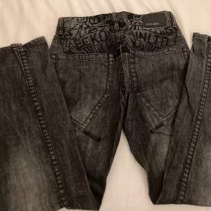 Svarta Ecko unltd jeans med snygga detaljer där bak. Köpta förra året på Gotland för ungefär 800kr. Midjemått:37cm innerbenslängd:81cm  TRYCK INTE PÅ KÖP NU